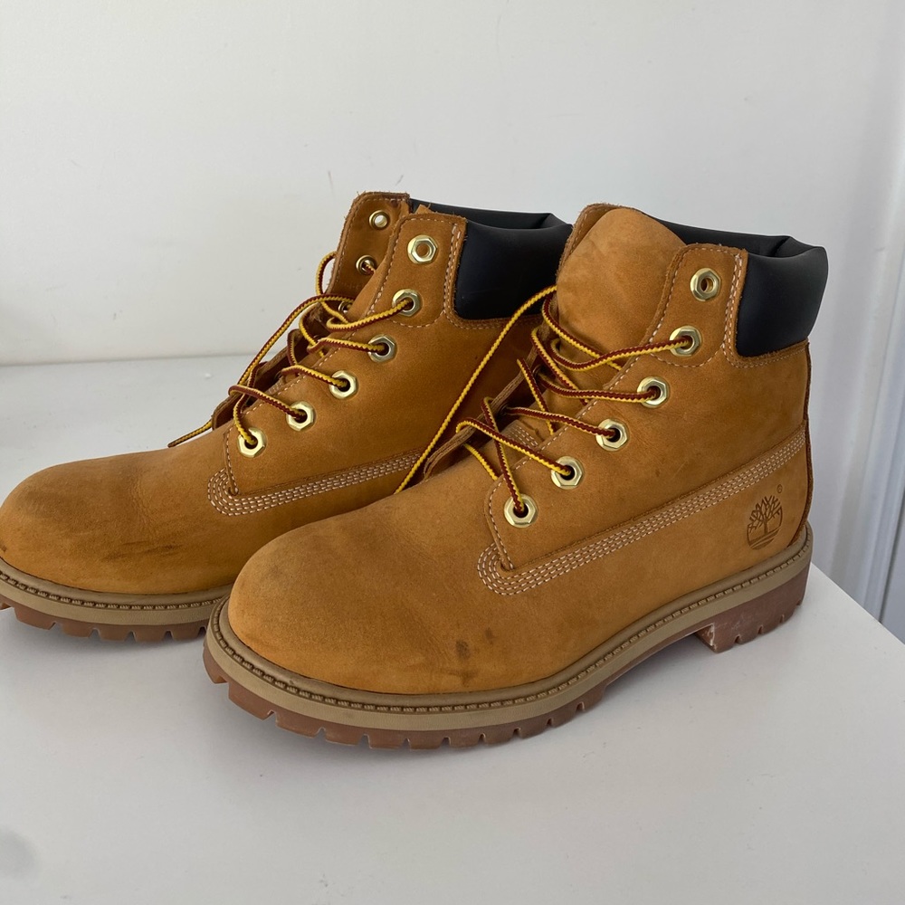 Super cute brown timberlands